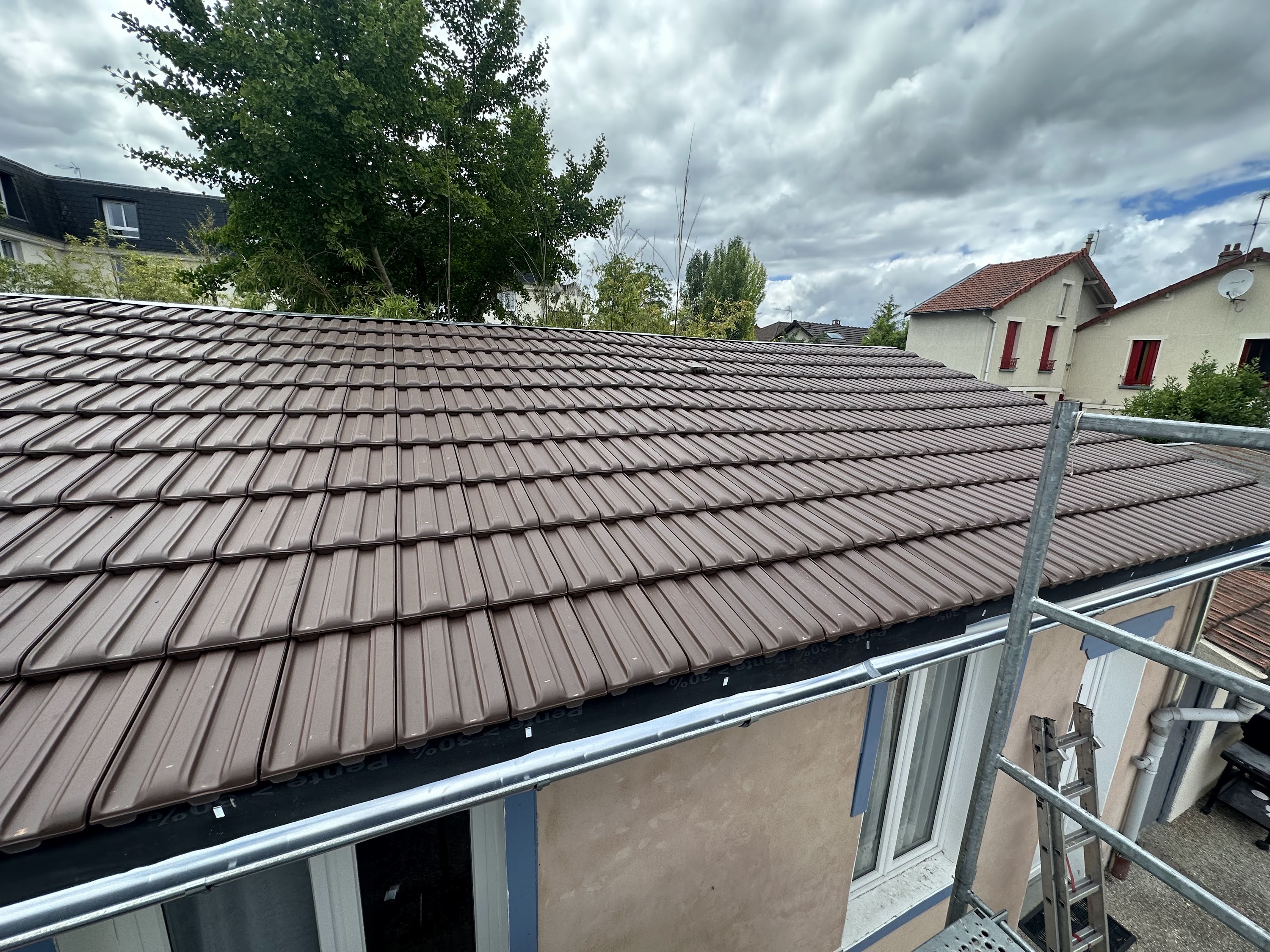 Toiture en tuiles rénovée par Mr. Duval en Seine-et-Marne
